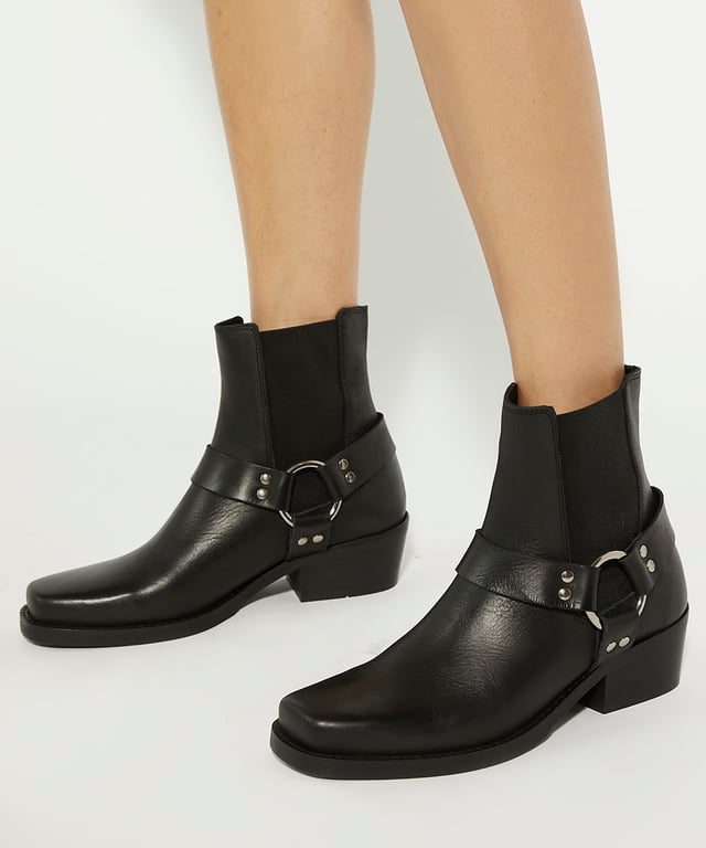 The ultimate biker boot, Parked is crafted from premium leather and finished with metal hardware and authentic harness detailing. With their sturdy construction and comfortable fit, they're perfect for every day.