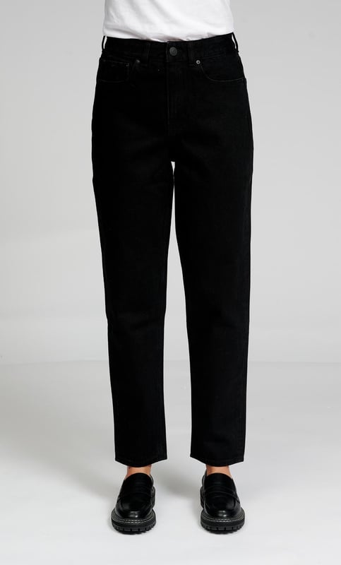 Mama-Jeans von TeeShoppen
Stylische und bequeme Jeans von TeeShoppen. Jeans sind das ganze Jahr über perfekt und eine offensichtliche Wahl für jedes Outfit. Eine gute und bequeme Jeans kann jeden Look vervollständigen.
Die Jeans sind hier in der Farbe Schwarz abgebildet.

 Welche Größe hat die Jeans?  
Jeans können in 24 verschiedenen Größen ausgewählt werden. Siehe und wählen Sie die Größe unter "Größe".
Die Größen sind für Frauen angepasst.

 Über TeeShoppen
Preis und Qualität müssen nicht immer dasselbe sein, und das wollen wir mit unseren Produkten von TeeShoppen unterstreichen. Das Ziel unseres Sortiments ist es, Ihnen die Möglichkeit zu geben, Ihre Garderobe mit einfachen und gleichzeitig modernen Kleidungsstücken zu ergänzen. Aber auch wenn die Kleidung einfach ist, haben wir keine Kompromisse bei der Qualität oder dem Design gemacht. Die Kleidungsstücke sind aus luxuriösen Materialien gefertigt, die angenehm zu tragen sind und sich für jede Gelegenheit stylen lassen. Suchen Sie einen Ort, an dem Sie zeitlose Kleidung für Männer und Frauen finden? Bei TeeShoppen zahlen Sie nicht für teure Marken und Kosten - nur für Qualität und Service. Und so wie sich die Modewelt ständig verändert, erweitern wir auch ständig unser Angebot.