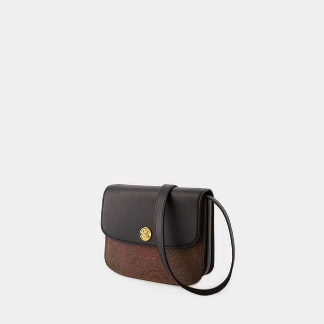 La bandolera Tracolla deEtro en piel negra encarna la elegancia italiana con su diseño sofisticado y atemporal. Fabricado en piel de alta calidad, este bolso combina funcionalidad y estilo, ofreciendo un espacio práctico sin renunciar a la estética. Con su refinado encanto y su versátil tono negro, la bandolera Tracolla deEtro es un accesorio imprescindible para dar un toque de lujo al día a día. Doble transporte: una correa ajustable para el hombro. Material: algodón. Forro: algodón. Cierre: broche de langosta. Width: 20. Height: 16. Length: 5.