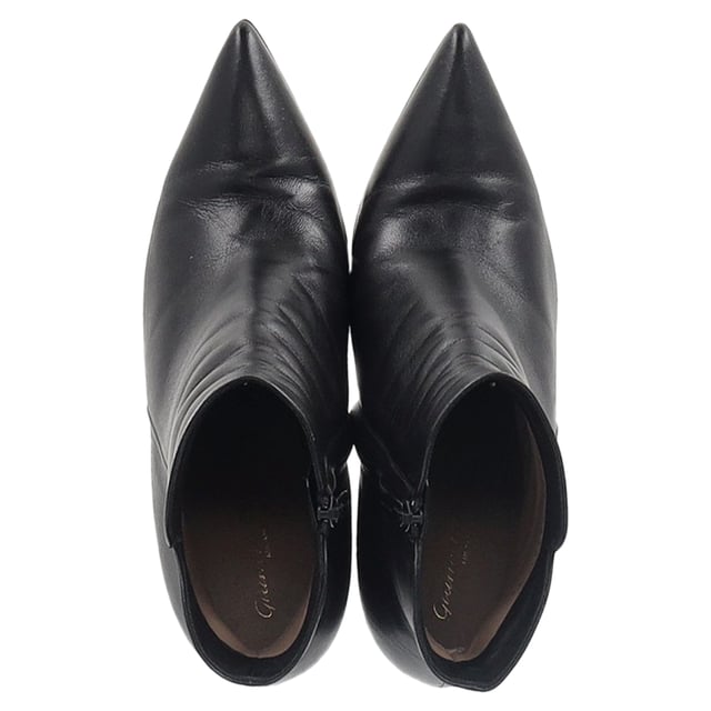 VINTAGE, RRP AS NEW
Elevate your footwear collection with the Gianvito Rossi Levy 85 High-Heeled Ankle Boots in luxurious black leather. A perfect blend of sophistication and modern edge, these ankle boots feature a sleek, streamlined silhouette that enhances your style with effortless elegance. Crafted from premium black leather, they offer both durability and a smooth, refined finish that complements any outfit.

Gianvito Rossi Levy 85 High-Heeled Ankle Boots in Black Leather

Condition: Very good
Signs of wear: Include Box., Minor markings, Lightly used but very well maintained. Minor mark at soles & creasing, light scuffing at the soles and heels.
Packaging: Box, Dust bag
Color: Black
Material: Leather | leather
Size: EU | 37/IT37/FR38/US7/UK4
Measurements: Heel height: 90; Insole length: 280
SKU: NAPPUGBSH424707W