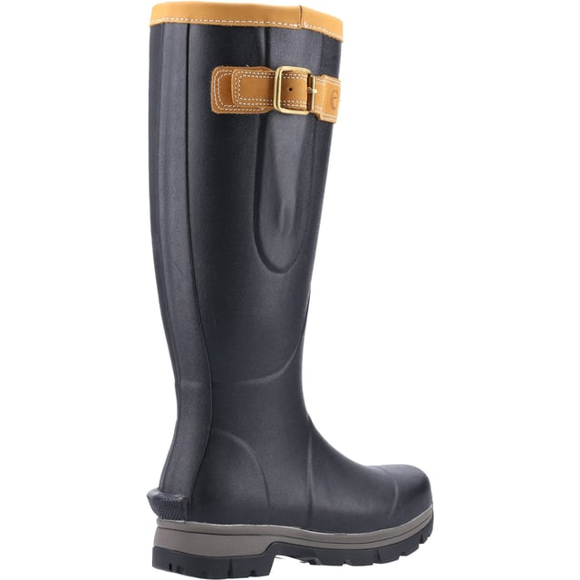 Premium rubber all-purpose wellington boot.  Stratus provides a durable outsole with reinforcements around the heel and toe, creating an overall reliable boot.