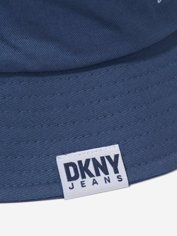 DKNY regenerate the New York spirit into their carefully woven products. This boys bucket hat is depicted in the finest cotton and statement DKNY Jeans print. Reminiscent of 90s city styles, he will be obsessed with such legendary craftsmanship. ‚ 100% Cotton