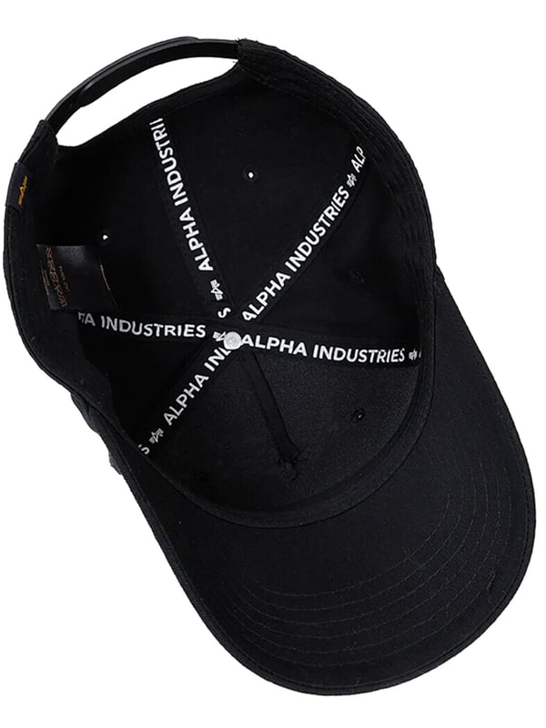 Diese Herren-Basecap kombiniert modernes Design mit funktionalen Details. Das farbige Logo auf der Vorderseite setzt einen markanten Akzent und macht die Cap zu einem echten Hingucker. Dank der verstellbaren Snapback-Schnalle lässt sie sich individuell anpassen und bietet einen perfekten Sitz. Ziernähte auf dem Schirm verleihen der Cap eine hochwertige Optik, während bestickte Luftlöcher für eine optimale Luftdurchlässigkeit sorgen. Gefertigt aus belastbarem Twill, ist sie robust und ideal für den täglichen Gebrauch geeignet. Die innenliegenden Nahtabdeckbänder erhöhen den Tragekomfort und unterstreichen die hochwertige Verarbeitung. Eine Labelflag auf der Rückseite rundet das Design stilvoll ab. Perfekt für Männer, die Funktionalität und einen trendigen Look vereinen möchten.