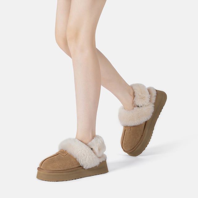Stay on-trend this winter with these must-have Fantail slipper! Featuring a platform sole with a discreet elastic band for optimal comfort and fit, they also include an extra fluffy buckle strap, offering versatile styling options. Chic and cozy, they're perfect for keeping your feet snug.

Product No. EAU2018

Description:
- Cow Suede Upper
Sheepskin Wool Lining
EVA Sole