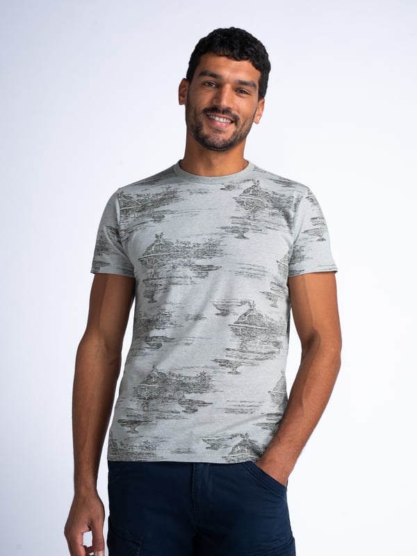 T-Shirt mit Rundhalsausschnitt und kurzen Ärmeln. Dieses T-Shirt hat ein Allover-Muster. Hergestellt aus 100 % Baumwolle. Du schwankst zwischen zwei Größen? Nimm die größere Größe! Kurzarm-T-ShirtRundhalsausschnittAllover-Muster100 % BaumwolleDas Model ist 191 cm groß und trägt Größe L.