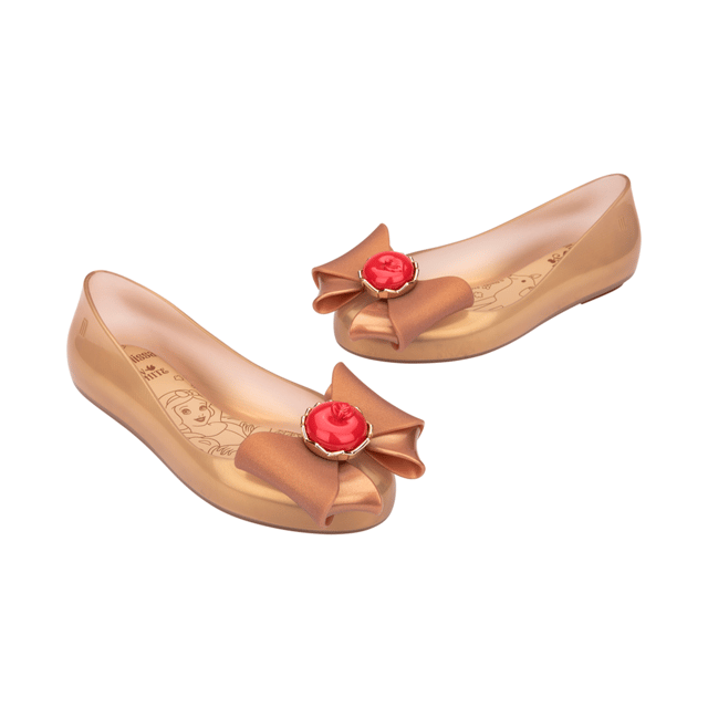 Give your mini the royal treatment with the Sweet Love + Snow White, a timeless silhouette that is an absolute success among little ones. Our classic ballet flat now comes with prints on the insole featuring the iconic Disney princess, and an apple on top of the upper that makes it one-of-a-kind. Perfect to create magical moments with your little one.