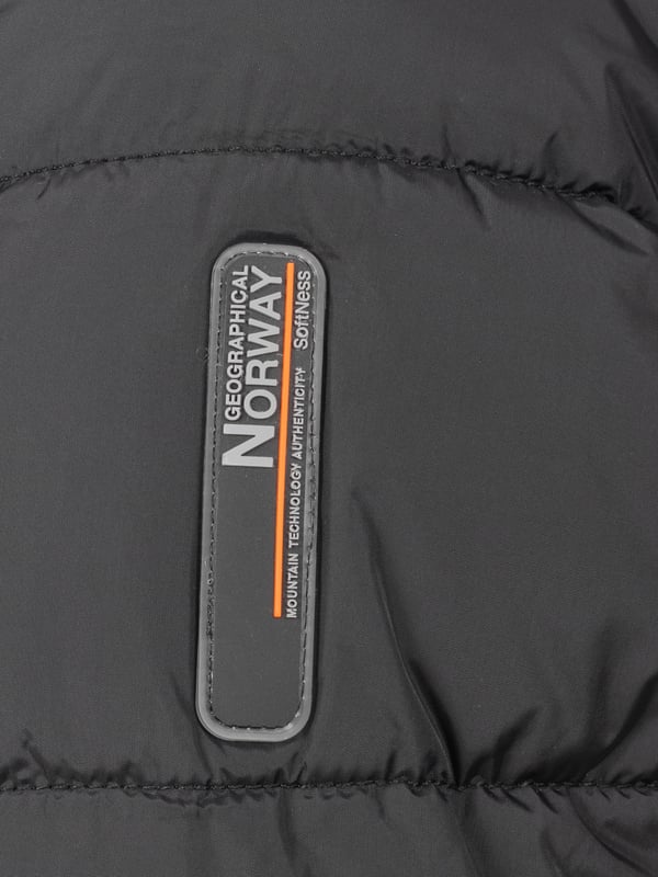 Stilvoller Schutz: Geographical Norway Herren Winterjacke H-354 Maximale Wärme und Komfort: Die Geographical Norway Herren Winterjacke H-354 bietet nicht nur erstklassigen Schutz vor Kälte, sondern auch unübertroffenen Komfort. Ihr Obermaterial aus 100% Polyamid hält Sie selbst bei den widrigsten Wetterbedingungen warm und trocken. Praktische Kapuze und Taschen: Mit ihrer funktionalen Kapuze und den insgesamt vier Taschen (zwei Brusttaschen und zwei Seitentaschen) ist diese Jacke perfekt für den Outdoor-Einsatz geeignet. Egal, ob Sie wandern, campen oder einfach nur in der Natur unterwegs sind - diese Jacke bietet Ihnen die nötige Funktionalität. Zeitloser Outdoor-Style:  Der Outdoor-Style dieser Jacke macht sie nicht nur zu einem praktischen Begleiter, sondern auch zu einem modischen Statement. Egal, ob Sie in der Stadt unterwegs sind oder auf dem Land - mit dieser Jacke setzen Sie immer ein trendiges und zugleich funktionales Fashion-Statement.