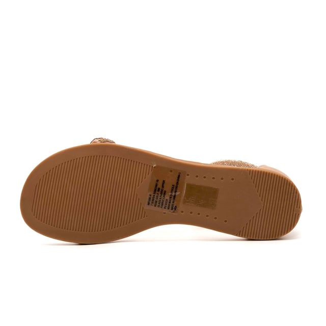 Kleur: Rose Gold Specificaties: Platte sandalen met gewatteerde voorkant en enkelband bedekt met strass steentjes. Achterrits gesloten hiel. Comfortabel en veelzijdig, zonder aan elegantie in te boeten. Bovenwerk: synthetisch materiaal Vetersluiting: ritssluiting Zooltype: antislip rubberen zool