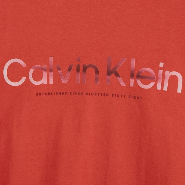 Mens Calvin Klein Diffused Logo T- Shirt in red.- Crewneck.- Short sleeves.- Diffused logo on the chest.- Regular fit.- Ref: K10K112497XAE