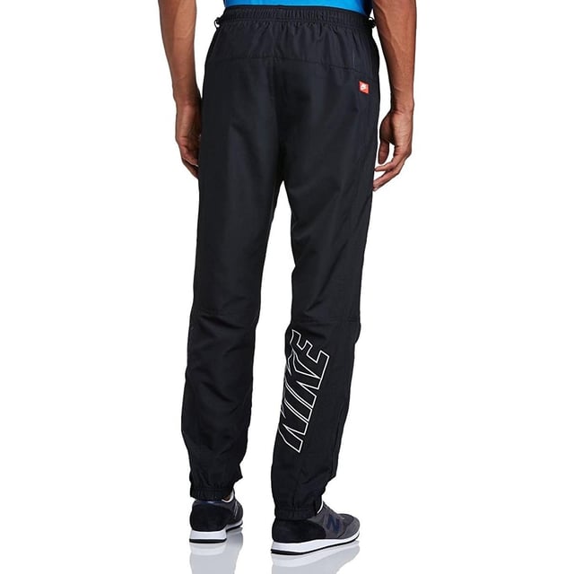 Nike Mens Light Weight Woven Track Pants.  
Sie haben einen elastischen Bund mit Kordelzugverschluss auf beiden Seiten der Taille für ultimativen Komfort zu unterstützen.  
2 Hand-Taschen, zusätzliche gesicherte Reißverschlusstasche am linken Bein.   
Elastischer Bund an den Knöcheln mit Reißverschluss Details gehen auf beiden Seiten.   
Perforierte Streifen und ein atmungsaktives Mesh-Futter für Komfort.  
Weitere Details sind ein kontrastierender Nike Swoosh und eine Logo-Stickerei am linken Oberschenkel.  
Großes kontrastierendes Nike-Wortzeichen auf der Rückseite des rechten Unterschenkels.  
Logo und rote Nike-Naht auf der Rückseite des rechten Oberschenkels.
Ideal für Training und tägliche Aktivitäten.