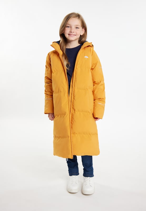 Mit diesem Schmuddelwedda Wintermantel erhalten Sie auch die Kleinen eine 100%ige Outdoor-Performance. Das synthetische Füllmaterial sorgt für eine ideale Isolierung und da die Kammern ohne Nähte verarbeitet sind, dringt keine Nässe ein. Auch sonst ist die Jacke gegen Regen und Schnee gut gewappnet, denn das Material ist wasser- und winddicht. Und da bei Schmuddelwedda immer alles gut durchdacht wird, sind die Logo-Prints lichtreflektierend, was gerade in Herbst- und Winterzeiten von Vorteil ist.  Winterjacke