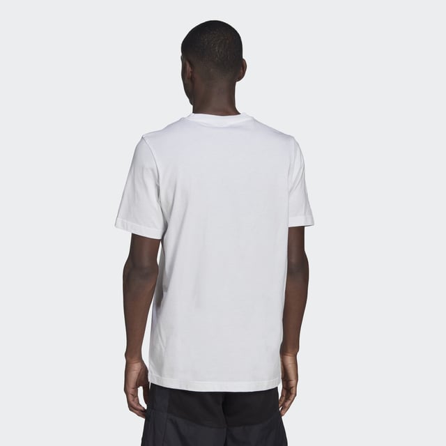 The Trefoil logo is steeped in sport and style history. But it's about more than that. It represents a fearless energy and a clan of creators striving to be their best at every step. Slip into the comfort of this adidas t-shirt and show it off. By buying cotton products from adidas, you're supporting more sustainable cotton farming.  - This model is 188 cm and wears a size M. Their chest measures 95 cm and the waist 81 cm. - Regular fit - Ribbed crewneck - 100% cotton single jersey - Better Cotton Initiative  Shipped by adidas