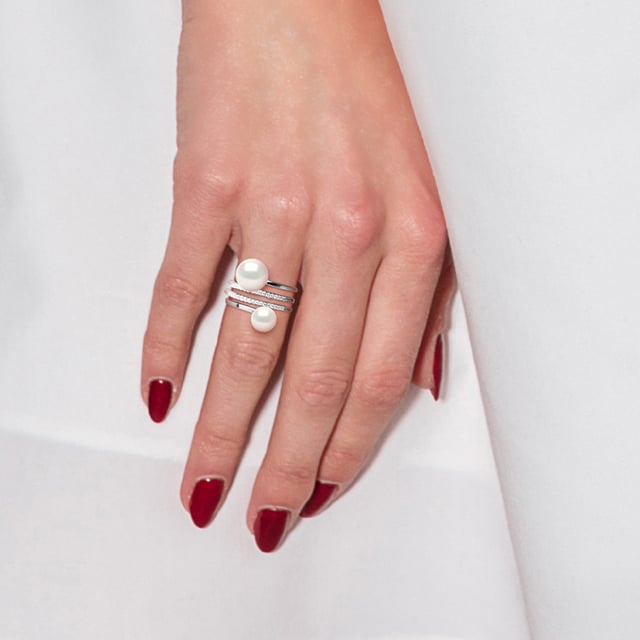 Ring DUO - 2 äkta sötvattenspärlor 7-8 och 9-10 mm - AAAA-kvalitet + - COLORI NATURLIG VIT - Beläggningsoxider av zirkonium - Justerbar från storlek 48 till storlek 62 - 925 tusendels rhodium - 2 års garanti mot tillverkningsfel - Levereras i ett presentationsfodral med ett äkthetsintyg och en internationell garanti - Alla våra smycken är tillverkade i Frankrike.