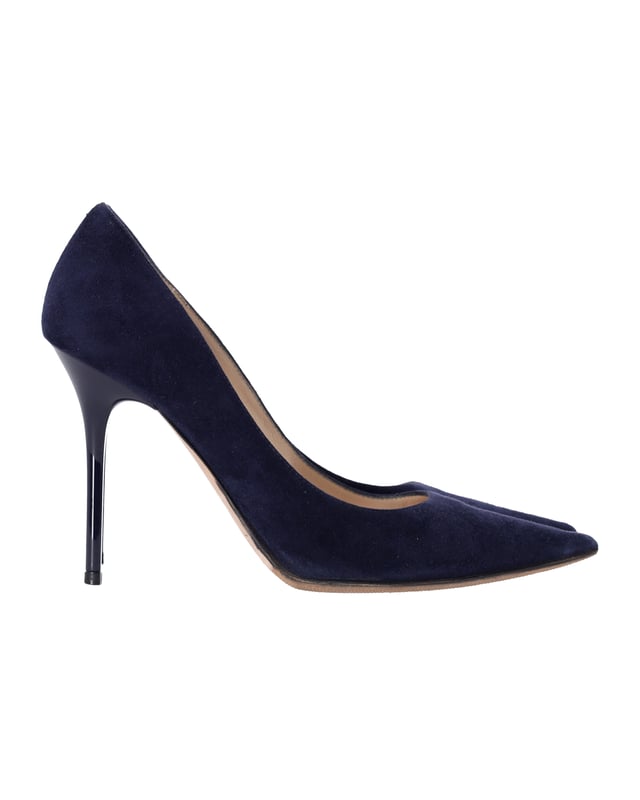 VINTAGE, RRP AS NEW
The leather insoles provide a soft feel to the feet while the navy blue on the suede exterior looks classy. Experiment with your look by flaunting this Jimmy Choo pair that features pointed toes and 11.5 cm heels.


Jimmy Choo Abel Pointed Toe Pumps in Navy Blue Suede 
Condition: very good
Material:   Suede
Size: EU35
Sign of wear: light wear on soles, light wear on tip, re-soled
SKU: 360529