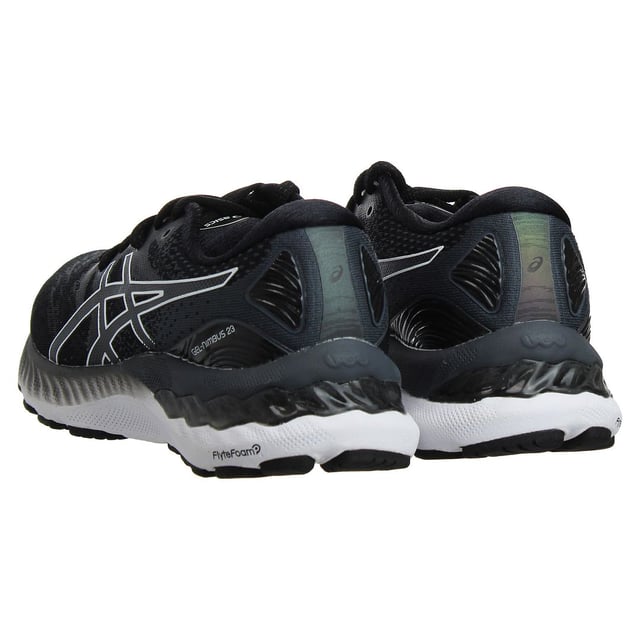 De Asics Gel-Nimbus 23 Dames Zwarte Hardloopschoenen zijn de belichaming van stijl, comfort en prestaties voor vrouwelijke hardlopers. Deze schoenen zijn ontworpen om uitzonderlijke ondersteuning en demping te bieden, wat zorgt voor een soepele en comfortabele loopervaring. Hier is een gedetailleerde beschrijving met belangrijke kenmerken:

Strak en Modern Ontwerp: De Gel-Nimbus 23 schoenen van Asics hebben een strak en modern ontwerp, dat esthetiek combineert met geavanceerde technologie voor een aantrekkelijke en hedendaagse uitstraling.

Premium Materialen: Asics staat bekend om het gebruik van hoogwaardige materialen in hun schoenen. Deze trainers zijn doorgaans vervaardigd uit topmaterialen, wat zowel duurzaamheid als comfort waarborgt.

Klassieke Zwarte Kleur: De schoenen komen in een klassieke zwarte kleur met subtiele accenten, wat een veelzijdige en tijdloze uitstraling biedt die naadloos past bij verschillende hardloopoutfits.

Gel Dempingstechnologie: Deze schoenen zijn uitgerust met de kenmerkende Gel-dempingstechnologie van Asics, zowel in de hiel als in de voorvoet. Dit geavanceerde dempingssysteem biedt superieure schokabsorptie, vermindert de impact op de gewrichten en zorgt voor een zachte en comfortabele ervaring.

Responsieve Tussenzool: De tussenzool is ontworpen om responsieve demping te bieden, waardoor je algehele loopprestaties worden verbeterd door de ideale balans tussen ondersteuning en comfort te leveren.

Veilige Vetersluiting: De schoenen zijn doorgaans voorzien van een traditionele vetersluiting, die een veilige en aanpasbare pasvorm biedt die is afgestemd op de vorm van je voet.

GevoerdeKraag en Tong: Om comfort te waarborgen en schuren tijdens het hardlopen te voorkomen, zijn de schoenen voorzien van een gevoerde kraag en tong.

Ademende Bovenkant: De bovenkant van de schoenen is meestal gemaakt van ademend mesh-materiaal, wat zorgt voor luchtcirculatie en het verminderen van vochtopbouw binnenin de schoen.