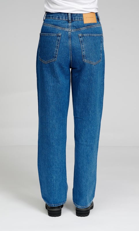 Raka jeans från TeeShoppen
Jeans från TeeShoppen är smarta, bekväma och snygga, vilket gör dem till ett perfekt val för alla outfits året runt. Bra och bekväma jeans kan komplettera varje look. Här kan du se jeans i färgen blå.

 Vilken storlek har jeansen?  
Jeans finns i 24 olika storlekar. Se och välj din storlek under "storlek". Storlekarna är anpassade för kvinnor.

 Om TeeShoppen
På TeeShoppen tror vi inte alltid att pris och kvalitet går hand i hand, och vi vill bevisa det. Vårt sortiment består av olika coola basplagg som kan passa in i vilken garderob som helst. Och det är inte tråkigt bara för att det är basic. Vårt klädutbud är utformat för att vara lätt att styla och tillverkat av de bästa materialen. Detta säkerställer att du har bekväma kläder som kan användas för alla tillfällen. Vill du ha en tidlös leverantör av mode för både män och kvinnor? Då har du kommit till rätt ställe. På TeeShoppen betalar du inte för dyra varumärken och kostnader, bara för kvalitet och service, vilket är viktigt för oss. Vi utökar ständigt vårt sortiment, så att du alltid kan köpa det senaste modet från oss.