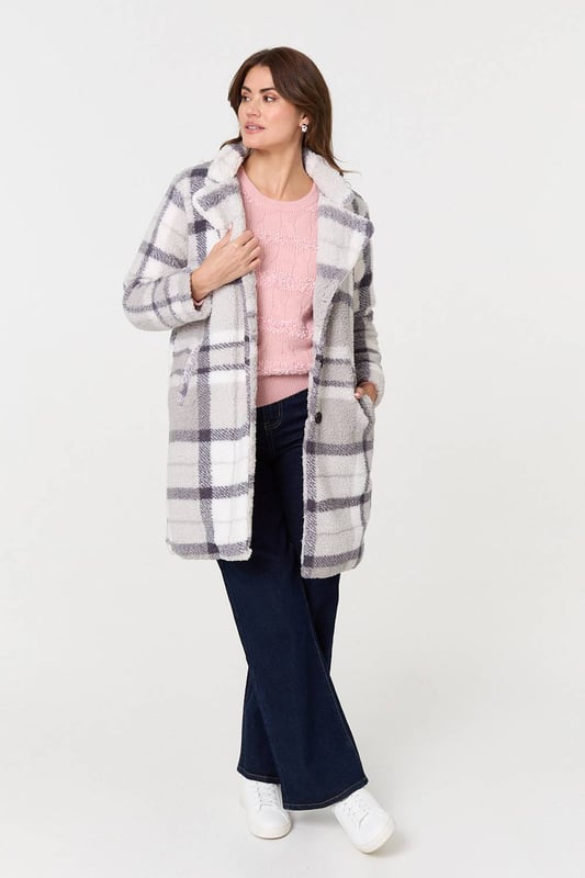 Cosy up this season in this relaxed teddy jacket. It has a boxy fit with a thigh length hem, buttons and a wide lapel collar. It even has pockets that will keep your hands warm on a chilly day. Throw it on over any look - formal, professional and casual outfits will all look sleek with this jacket.