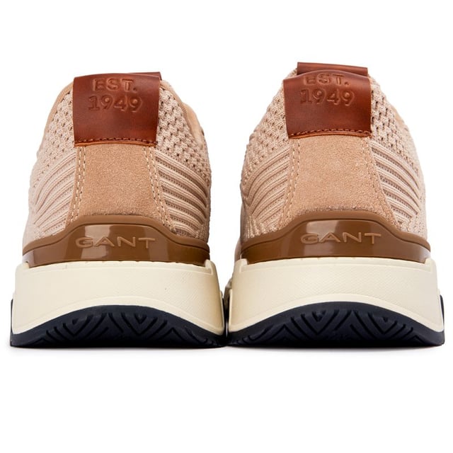 Prepárate para pisar el pavimento con las zapatillas Jeuton Grant. Diseñadas en un color natural, estas zapatillas de estilo running son tanto elegantes como funcionales. El material superior de punto textil y la suela de goma ofrecen durabilidad y comodidad, mientras que la lengüeta acolchada y la plantilla cushioned brindan un soporte adicional. Con la marca Gant añadiendo un toque de sofisticación, estas zapatillas ligeras están listas para conquistar tus metas de fitness con estilo.