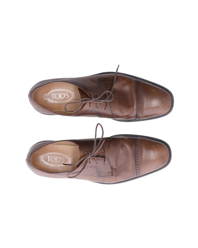 VINTAGE, RRP AS NEW
Stylish and smart, this pair of derby shoes from Tod's is a must-have. Crafted from exquisite leather with brogue detailing, they are designed with smooth insoles as well as laces on the uppers. This suave pair will truly give your informal looks an edge.
Tod's Lace Up Derby Shoes in Brown Leather  
Color: Brown
Material: Leather  
Size: US10
Condition: Very good
Sign of wear: Marks and creases on leather; Light wear on soles
SKU: 279115