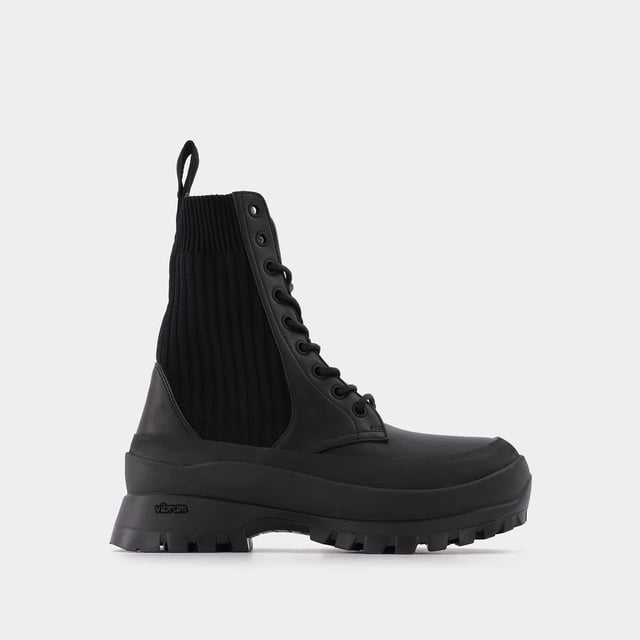 Estos botines negros de piel son elegantes y cómodos. Nos encanta su look andrógino, que puede combinarse con pantalones de pinzas y un jersey de punto por cable. Altura de la plataforma: 5 cm. Colores: Negro. Material principal: piel sintética. Material de la suela: caucho. Material del forro: sintético. Cierre: cremallera lateral. Forma de la punta: cuadrada. Ajuste: fiel a la talla - Tallaje: europeo.