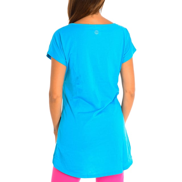 Camiseta Con Mangas Zumba. 
Color Azul
Clásica y versátil con un calce fácil. 
Cuello redondo, con detalle de transparencia en el frontal. 
Gráfico en la espalda con motivos de la marca.
El tejido suave y elástico proporciona un ajuste cómodo y favorecedor.
Costuras vistas a tono.

Composición:  50% Poliéster, 50% Algodón.

-Utilizar lavadora a temperatura máxima 30º .
-Utilizar secadora.
-Se puede utilizar Lejía.
-Planchar a temperatura máxima 110º.