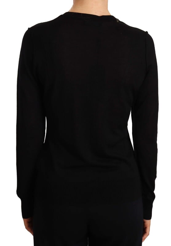 Helt ny med taggar
100% Äkta Dolce & Gabbana Staff svart stickad tröja
Tillverkad av jungfrulig ull
Rundhalsad stickad design
Klassisk svart färg
Logodetaljer
Tillverkad i Italien
Material: 100% Jungfrulig Ull
