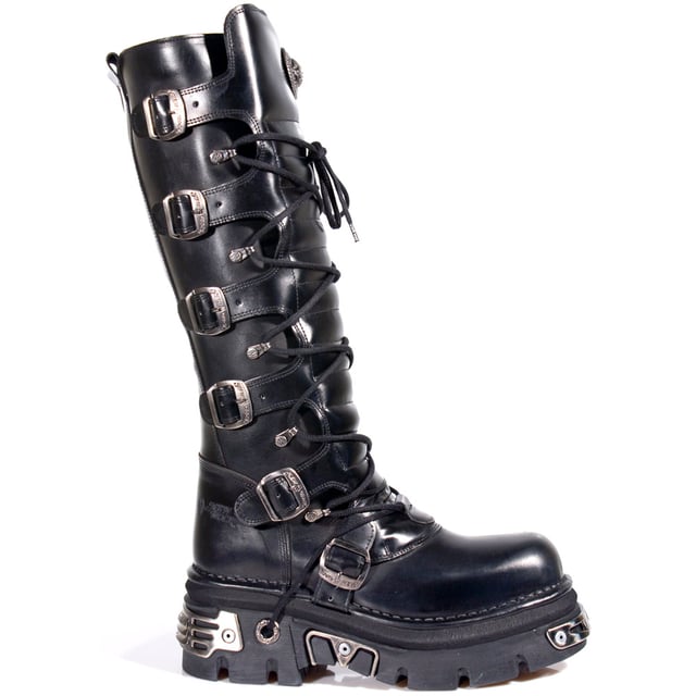 Inyecta estilo y estilo a tu guardarropa con estas atrevidas y elegantes botas de plataforma hasta la rodilla góticas 272-S1 de New Rock. Confeccionadas con parte superior de cuero negro duradero de primera calidad, estas botas góticas seguramente conservarán su buen aspecto durante años. Con influencias punk y góticas, estas botas cuentan con hebillas de metal con cordones negros que recorren la longitud de la caña de las botas con una cremallera lateral para que ponérselas y quitárselas sea fácil y sencillo. Un tacón de goma de 7 cm de grosor con una suela de 5 cm completa el look, dándole a estas botas una presencia imponente que llamará la atención dondequiera que vayas. Una fusión de moda punk, gótica y rock, estas botas de plataforma hasta la rodilla de New Rock son perfectas para quienes quieren abrir su propio camino. Parte superior de cuero negro de primera calidad Altura de la caña de 37 cm Hebillas de metal de la marca New Rock Tacón de goma de 7 cm y suela de 5 cm