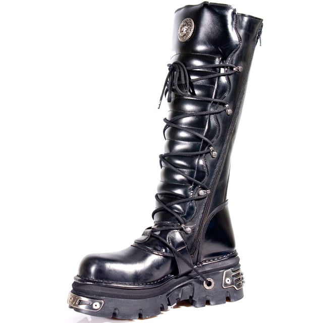 Inyecta estilo y estilo a tu guardarropa con estas atrevidas y elegantes botas de plataforma hasta la rodilla góticas 272-S1 de New Rock. Confeccionadas con parte superior de cuero negro duradero de primera calidad, estas botas góticas seguramente conservarán su buen aspecto durante años. Con influencias punk y góticas, estas botas cuentan con hebillas de metal con cordones negros que recorren la longitud de la caña de las botas con una cremallera lateral para que ponérselas y quitárselas sea fácil y sencillo. Un tacón de goma de 7 cm de grosor con una suela de 5 cm completa el look, dándole a estas botas una presencia imponente que llamará la atención dondequiera que vayas. Una fusión de moda punk, gótica y rock, estas botas de plataforma hasta la rodilla de New Rock son perfectas para quienes quieren abrir su propio camino. Parte superior de cuero negro de primera calidad Altura de la caña de 37 cm Hebillas de metal de la marca New Rock Tacón de goma de 7 cm y suela de 5 cm