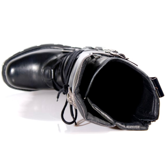 Inyecta estilo y estilo a tu guardarropa con estas atrevidas y elegantes botas de plataforma hasta la rodilla góticas 272-S1 de New Rock. Confeccionadas con parte superior de cuero negro duradero de primera calidad, estas botas góticas seguramente conservarán su buen aspecto durante años. Con influencias punk y góticas, estas botas cuentan con hebillas de metal con cordones negros que recorren la longitud de la caña de las botas con una cremallera lateral para que ponérselas y quitárselas sea fácil y sencillo. Un tacón de goma de 7 cm de grosor con una suela de 5 cm completa el look, dándole a estas botas una presencia imponente que llamará la atención dondequiera que vayas. Una fusión de moda punk, gótica y rock, estas botas de plataforma hasta la rodilla de New Rock son perfectas para quienes quieren abrir su propio camino. Parte superior de cuero negro de primera calidad Altura de la caña de 37 cm Hebillas de metal de la marca New Rock Tacón de goma de 7 cm y suela de 5 cm