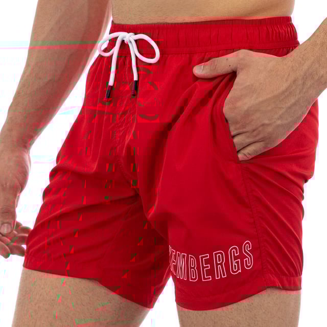 Bermudas con estampado delantero en bajo. Bolsillos laterales. Cinturilla elástica con cordón.