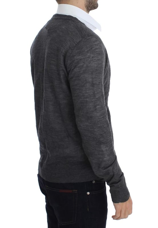 Merk: Costume National CNC
  Kleur: Grijs
  Materiaal: 42% Wol 40% Acryl 18% Metaal
  Model: Vest
  Sluiting: Volledige knoop
  Logo details
  Geslacht: Mannen