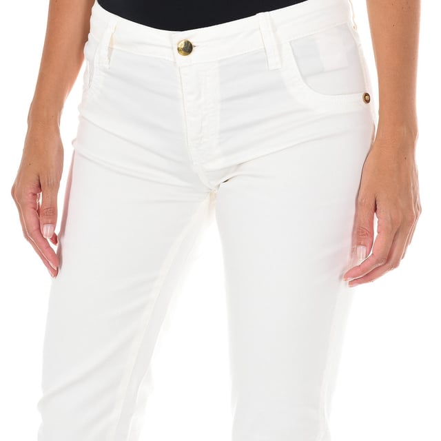 Lange jeans.
 Ruwe kleur
 Taille met riemlussen.
 Knoop- en ritssluiting.
 Nepzakken aan de voorkant.
 Twee zakken op de achterkant. met het merklogo in metallic.
 Smal gesneden zoom.
 Stretchstof.
 Bijpassende naden.

 Samenstelling:
 -97% Katoen -3% Elastaan.

 Wasvoorschriften:
 - Maximaal wassen op 40ºC.
 - Strijken op gemiddelde temperatuur. max. 110ºC.
 - Mag in de droger.
 - Gebruik geen bleekmiddel.
 - Kan niet chemisch gereinigd worden.

 Samenstelling: 97% Katoen, 3% Elastaan
 Onderhoud:
- Maximaal wassen op 40ºC.
 - Strijken op gemiddelde temperatuur. max. 110ºC.
 - Kan in de droger.
 - Geen bleekmiddel gebruiken.
 - Kan niet chemisch gereinigd worden.