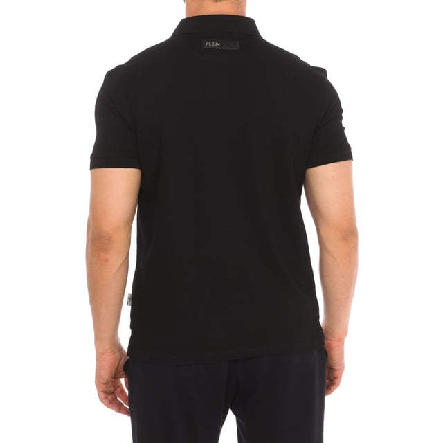 Polo Plein Sport met korte mouwen.
 Kraag met kapel
 Halfhoge knoopsluiting.
 Korte mouwen met geribde afwerking.
 Merkopdruk op de voorkant.
 Merkbadge op de achterkant.
 Naden in toon zichtbaar.
 Samenstelling: 95% Katoen, 5% Elastaan
 Onderhoud:
Wassen op maximale temperatuur 30º.
 Strijken op lage temperatuur.
 Geen droger gebruiken.
 Geen bleekmiddel gebruiken.
 Niet chemisch reinigen.