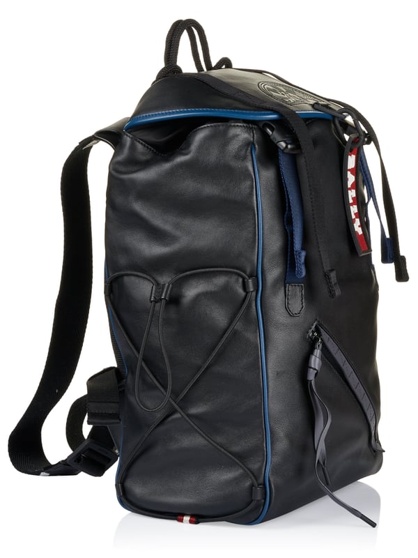 100% piel de vacuno; Mochila Bally; Modelo: 59835323428 F000; Mano de obra de alta calidad; Un compartimento de bolsillo; Un bolsillo frontal con cremallera; hebilla; Correas de hombro ajustables; Cuatro bolsillos interiores, uno con cremallera; Dimensiones (cm): 27,5 x 34 x 15; Detalles del logotipo de Bally.