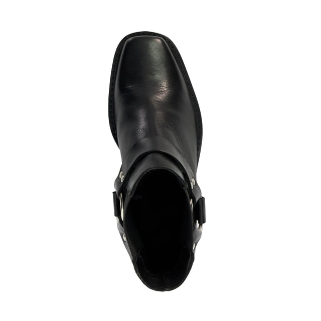 The ultimate biker boot, Parked is crafted from premium leather and finished with metal hardware and authentic harness detailing. With their sturdy construction and comfortable fit, they're perfect for every day.