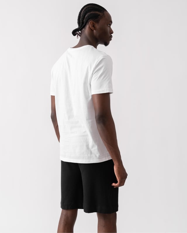 Een essentieel kledingstuk voor het laagjes dragen van een outfit, dit T-shirt van 100% katoen komt in een verpakking van drie om je goed voorzien te houden.

Hoogtepunten
• 100% katoen
• 3-pack
• Ronde hals
• Kenmerkende tape aan de binnenkant van de halslijn
• Tommy Hilfiger branding
• Tommy Hilfiger vlag borduurwerk op de borst

Samenstelling & verzorging
• 100% katoen

UM0UM03379