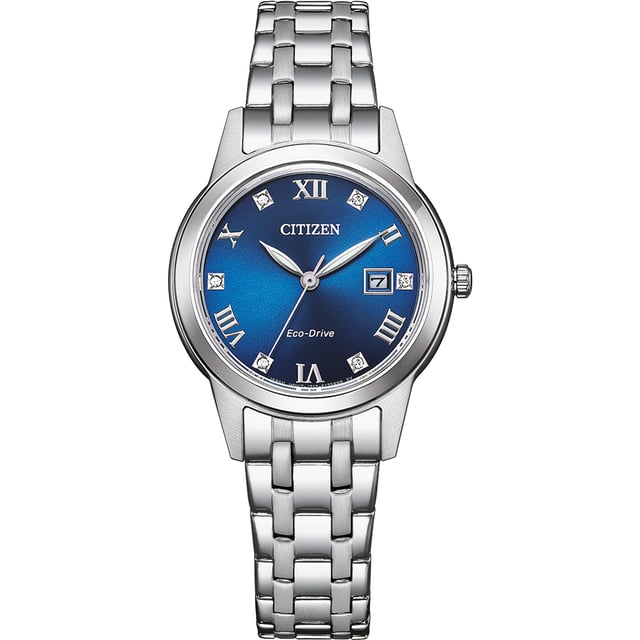 Diese Citizen Elegance Analog Uhr für  Damen ist das perfekte Accessoire zum tragen oder verschenken. Ihr Silber 30 mm Rund Gehäuse kombiniert mit dem bequemen Silber Armband aus  Edelstahl garantiert, dass Sie diese atemberaubende Uhr kompromisslos genießen werden. Angetrieben von einem hochwertigen Eco-Drive Uhrwerk und wasserdicht bis 3 bars, läuft Ihre Uhr stets weiter. Diese Uhr verfügt über eine Eco-Drive-Technologie (wird von jeder Lichtquelle aufgeladen; benötigt keine Batterie) -Diese Analog Uhr verfügt über eine Kalenderfunktion: Datum, Solar, Leuchtzeiger Diese hochwertige Uhr hat ein Silber Edelstahl Band ( 19 cm Länge und 12 mm Breite) mit einer Faltschließe mit Druckverschluss Gehäusedurchmesser: 30 mm,Gehäuse Höhe: 8 mm, Gehäusefarbe: Silber, Zifferblattfarbe: Blau