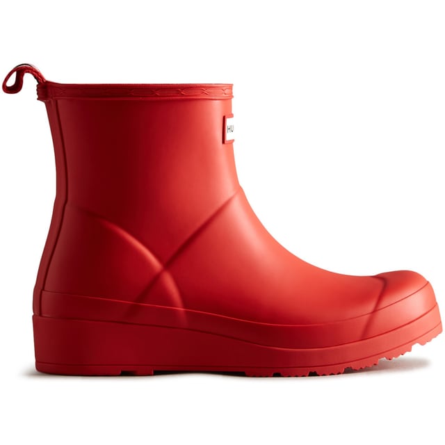 Simplifying the iconic design of the Original Boot, the Play Boot offers a dynamic silhouette with a flatter platform sole for maximum comfort and versatility. Crafted from the highest quality natural rubber, this wellington is 100% waterproof.