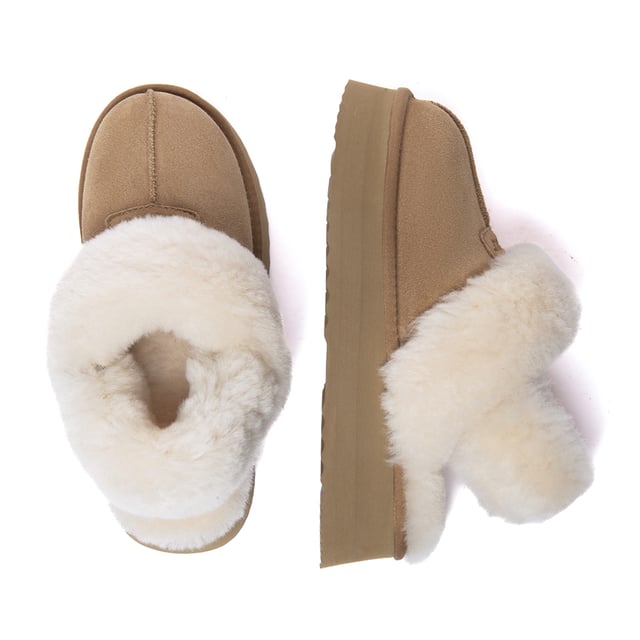 Stay on-trend this winter with these must-have Fantail slipper! Featuring a platform sole with a discreet elastic band for optimal comfort and fit, they also include an extra fluffy buckle strap, offering versatile styling options. Chic and cozy, they're perfect for keeping your feet snug.

Product No. EAU2018

Description:
- Cow Suede Upper
Sheepskin Wool Lining
EVA Sole