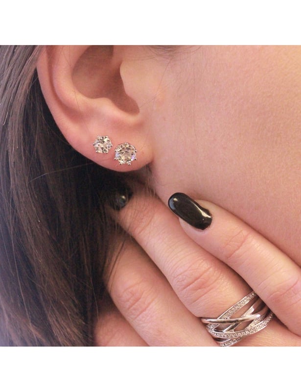 Criss cross-ringen är infattad med kristaller av mycket hög kvalitet, den kommer att tillfredsställa dem som letar efter en ring med styrka. I färgerna Rose Gold eller Silver, klä dina fingrar under alla omständigheter.