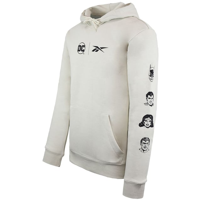La sudadera con capucha Reebok x DC Logo para hombre en blanco roto es una fusión de dos marcas legendarias, que da como resultado una prenda única y a la moda. Esta sudadera con capucha combina a la perfección comodidad, estilo y cultura pop, convirtiéndola en una prenda imprescindible para tu armario.

Características principales:

 Colaboración única:  Esta sudadera con capucha representa una colaboración entre Reebok y DC Comics, fusionando el logotipo de Reebok con la icónica insignia de DC, creando un diseño único en su clase perfecto para los fans de ambas marcas.

 Estética Off-White:  La paleta de colores blanco roto proporciona un lienzo limpio y neutro para los atrevidos logotipos, lo que la hace versátil y fácil de combinar con diversos atuendos.

 Tejido cómodo:  Confeccionada con una mezcla de materiales de alta calidad, la sudadera con capucha ofrece un tacto cómodo y suave sobre la piel, garantizando que te mantengas cómodo y relajado durante todo el día.

 Capucha con cordones:  La capucha ajustable con cordones te permite personalizar el ajuste y proporciona protección adicional contra los elementos.

 Bolsillo canguro:  El bolsillo canguro delantero no es solo una característica funcional, sino que también añade un toque de estilo a la sudadera con capucha. Es un espacio práctico para mantener las manos calientes o guardar pequeños objetos esenciales.

 Puños y bajo de canalé:  Los puños y el dobladillo acanalados proporcionan un ajuste seguro y ayudan a conservar el calor, lo que hace que esta sudadera con capucha sea adecuada para climas más fríos.

 Marca DC Comics y Reebok:  La combinación del logotipo de DC Comics y la marca Reebok en la parte delantera y trasera de la sudadera muestra tu amor por ambas marcas y añade un look moderno inspirado en el streetwear.

 Estilo versátil:  Esta sudadera con capucha es perfecta para la ropa informal, el estilo callejero o para hacer una declaración atrevida. Es un complemento versátil que puedes combinar con vaqueros, joggers o incluso pantalones cortos.