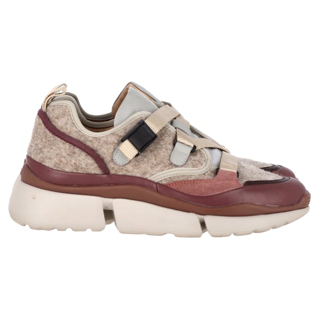 Chloé Sonnie Low Top Sneakers in Multicolor Suede VINTAGE, RRP AS NEW
The Chloé Sonnie Low Top Sneakers in multicolor suede are a stylish and modern take on classic sneaker designs. These sneakers feature a mesh upper with suede calfskin overlays, providing a textured, luxurious feel. The addition of a nylon strap adds an edgy touch, while the leather lining ensures comfort. The chunky rubber sole gives the sneakers a contemporary, fashion-forward look, and the brand's logo is subtly embossed at the back heel and tongue, adding an extra layer of refinement. Perfect for everyday wear, these sneakers effortlessly blend style and comfort.
Chloé Sonnie Low Top Sneakers in Multicolor Suede
Condition: very good
Signs of wear: No visible sign of wear. No Mark at insole., Very light mark at soles.
Packaging: None
Color: Multicolor
Material: Suede
Size: EU | 38/US8
Measurements: Heel height: 40; Insole length: 280
SKU: NAPPUGBSH445238W