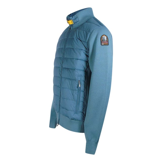 Mantente abrigado y elegante con la chaqueta azul de Parajumpers. Esta lujosa chaqueta luce la insignia de la marca en la manga izquierda. No sacrifiques el estilo por la comodidad: !haz una declaracion!, Logotipo de parche de la marca en la manga izquierda, 100% poliester, cierre de cremallera, cintura y mangas elasticas, cremallera, chaqueta azul