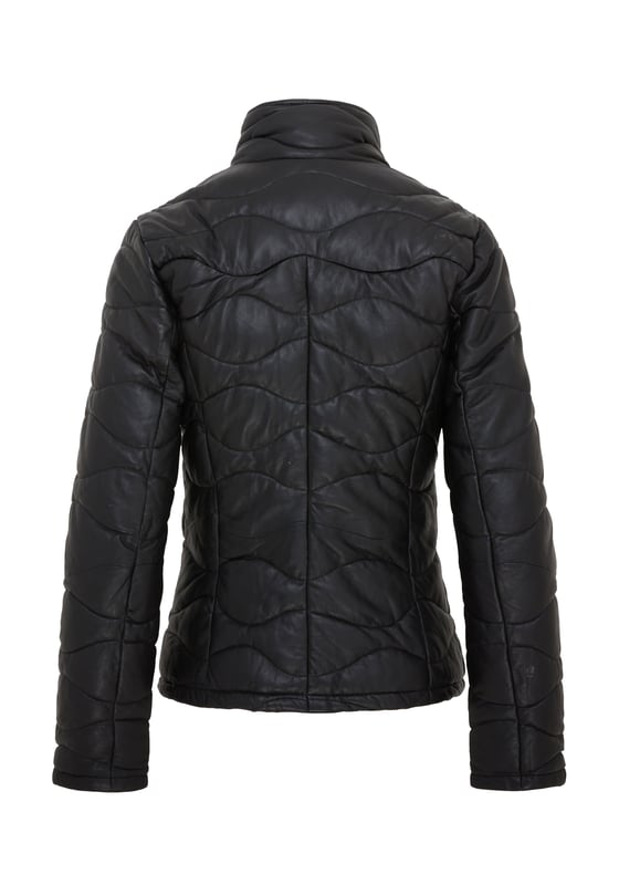 Experimente la combinación perfecta de sofisticación y practicidad con nuestra chaqueta acolchada de cuero para mujer Infinity Signature Range. Confeccionada con cuero napa de oveja de primera calidad, esta chaqueta presenta un innovador acolchado aislante y líneas de acolchado de guiones horizontales escalonados para una calidez superior y un estilo atemporal. Diseñada con la funcionalidad en mente, cuenta con una cremallera UMZ expuesta, cuello alto, para mayor comodidad. Los bolsillos calientamanos con cremallera brindan calidez, mientras que el interior completamente forrado en algodón con dos bolsillos verticales con cremallera y un bolsillo para el teléfono garantiza comodidad. Esta chaqueta redefine la elegancia y la durabilidad, lo que la convierte en una adición esencial a su guardarropa. Características principales: Cuero napa de oveja de primera calidad para una suavidad lujosa. Acolchado aislante para mayor calidez y estilo. Cremallera UMZ expuesta y cremallera inteligente en el cuello para detalles únicos. Puños con ribete elástico para mayor comodidad y protección. Dos bolsillos calientamanos con cremallera y dos bolsillos interiores. Interior completamente forrado en nailon con dos bolsillos con cremallera y un bolsillo para el teléfono. Diseño atemporal perfecto para un estilo versátil.
