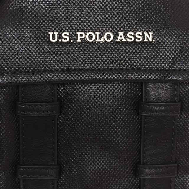 Bandolera para hombre de la marca U.S. POLO ASSN.
Exterior de material sintético.
Cierre con cremallera superior.
Exterior frontal: Un bolsillo con cierre de imán.
Exterior trasera: Un bolsillo con cremallera.
Interior frontal: Un bolsillo abierto.
Interior trasero: Un bolsillo con cremallera.
Correa ajustable.
Forro interior con estampado de la marca.
Logotipo de la marca en el frontal.
 Medidas: 18x23x6cm
 Composición: 100% Poliuretano
 Cuidados:
Limpiar con un paño húmedo.