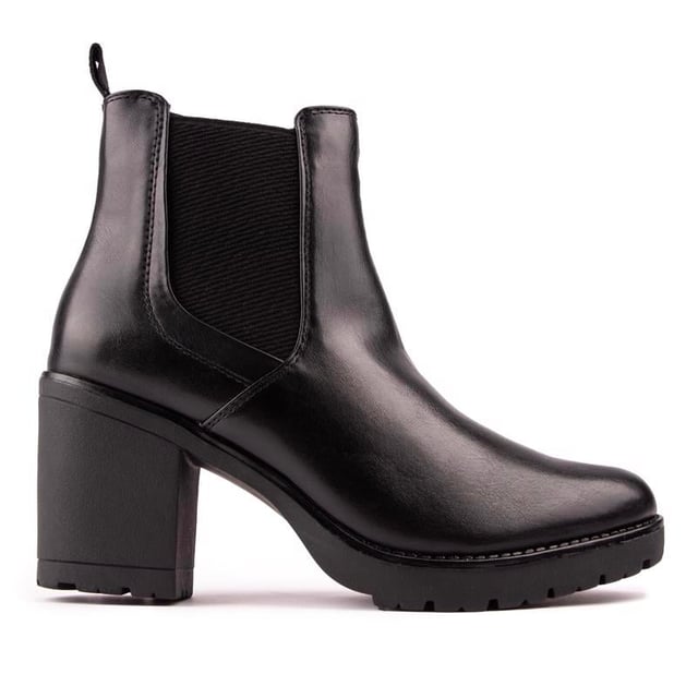 Deze Marco Tozzi-laars is een Chelsea-laars met hak. die tijdloze styling combineert met boeiende, strakke details. De elastische inzetstukken zorgen voor gemakkelijk aan- en uittrekken en de hak van 8 cm voegt stijl en verfijning toe. Deze hoge laarzen combineren comfort met mode. waarmee u een duidelijk statement maakt van stijl en persoonlijkheid.