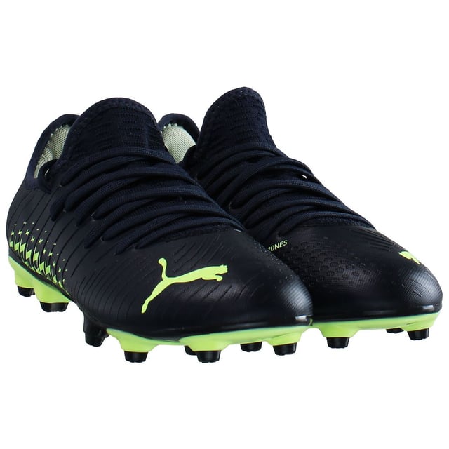 Si estás listo para llevar tu juego a nuevas cotas de vértigo, estas botas de fútbol Future Z 4.4 son para ti. Se completan con la extraordinaria tecnología FUZIONFIT+ para un calzado que se adapta a la forma de tu pie y te proporciona el máximo equilibrio y flexibilidad. La suela Dynamic Motion System mejora la tracción y los movimientos multidireccionales explosivos. Además, las Creator Zones, estratégicamente situadas en el antepié, proporcionan un control excepcional del balón. ¿A qué estás esperando?

CARACTERÍSTICAS Y VENTAJAS
FUZIONFIT+: Tecnología de compresión adaptativa que bloquea el pie y permite movimientos más explosivos en el terreno de juego

DETALLES
Parte superior suave y ligera
Creator Zones proporciona un tacto superior en las zonas de contacto clave
Suela Dynamic Motion System para mayor libertad de movimiento y sujeción
Adecuadas para su uso en superficies naturales firmes y césped artificial
La configuración avanzada de los tacos mejora la tracción multidireccional
Contrafuerte del talón integrado para una mayor sujeción y fijación
Logotipo PUMA Cat en la puntera
Logotipo PUMA Cat en la parte trasera del talón