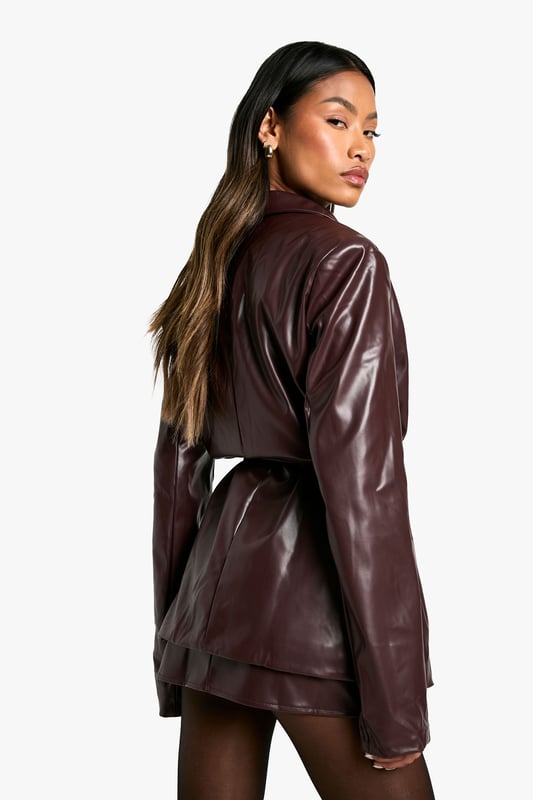 Wrap up in the latest coats and jackets and get out-there with your outerwearBreathe life into your new season layering with the latest coats and jackets from boohoo. Supersize your silhouette in a padded jacket, stick to sporty styling with a bomber, or protect yourself from the elements in a plastic raincoat. For a more luxe layering piece, faux fur coats come in fondant shades and longline duster coats give your look an androgynous edge.