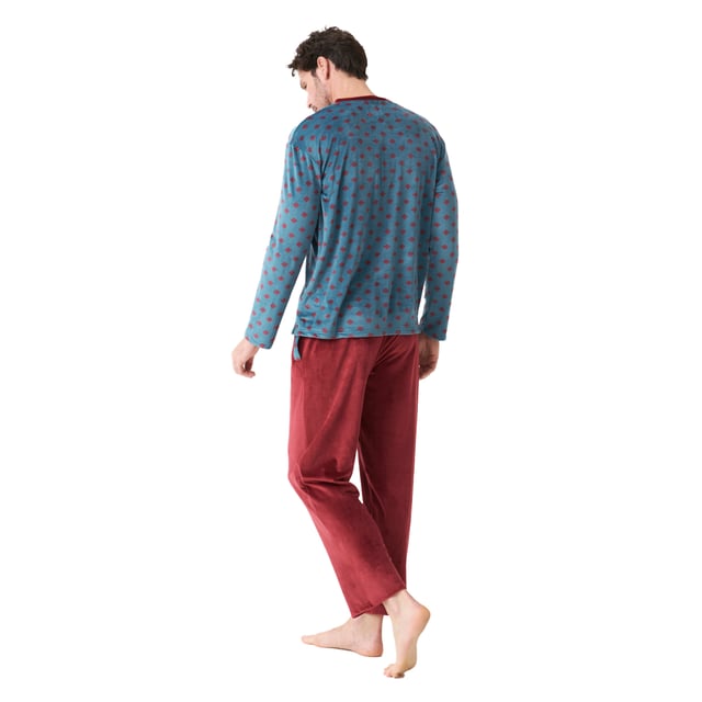 Pijama manga larga y pantalón largo J and J Brothers.
Color Azul-granate

Camiseta estampada con cuello redondo.
Textura aterciopelada y suave.
Pantalón liso largo con cinturilla elástica ajustable mediante cordón.
Bolsillos abiertos laterales.
Costuras vistas a tono.

Composición:  Camiseta: 95% Poliéster, 5% Elastano;  Pantalón: 95% Poliéster, 5% Elastano.

-Lavar a temperatura máx. 30º.
-No usar lejía.
-Planchar a temperatura máx. 110º.
-No admite lavado en seco.
-No permite  utilizar secadora.