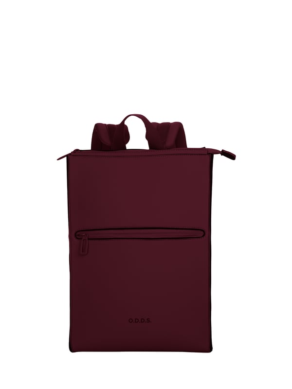 Mochila unisex. El cierre es con cremallera. Los bolsillos internos son uno con cremallera. Los bolsillos externos son uno frontal con cremallera. Falta la correa para el hombro. El mango es de Neopreno. Hay un compartimento interno. El material exterior es neopreno. Internamente es poliéster. Medidas: 18,5x27x9 cm. Producto de moda